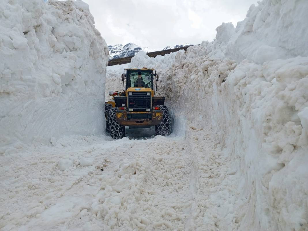 Mayıs ayının ortasında karla mücadele sürüyor - Resim: 15